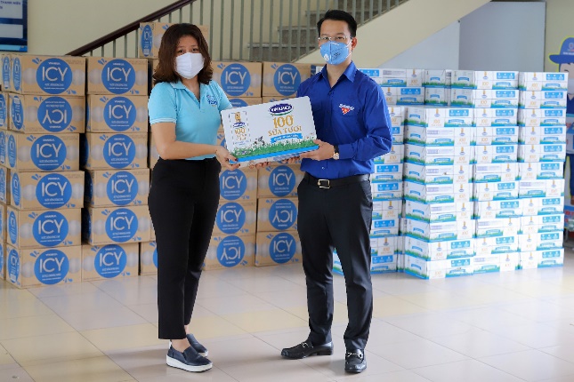 Vinamilk ủng hộ 8 tỷ đồng cho Hà Nội và 3 tỉnh miền trung chống dịch covid-19