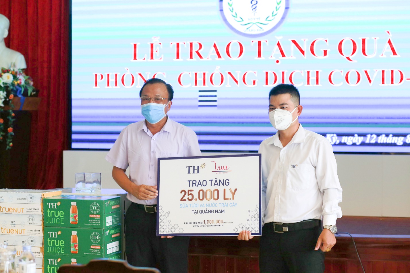 Ấm lòng những món quà động viên kịp thời đến với vùng dịch COVID - 19 miền Trung