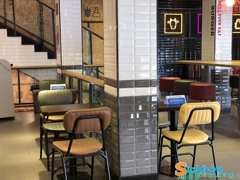 Hà Nội ngày đầu giãn cách hàng quán