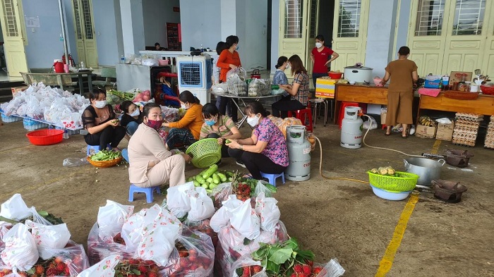 Đồng Nai: Những phần cơm ấm áp nghĩa đồng bào tặng người dân trên đường về quê