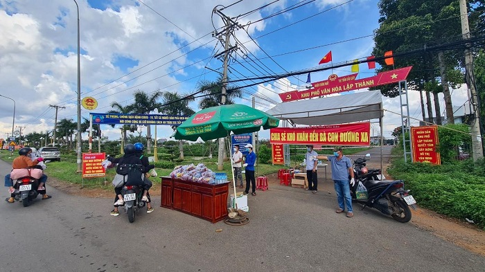 Đồng Nai: Những phần cơm ấm áp nghĩa đồng bào tặng người dân trên đường về quê