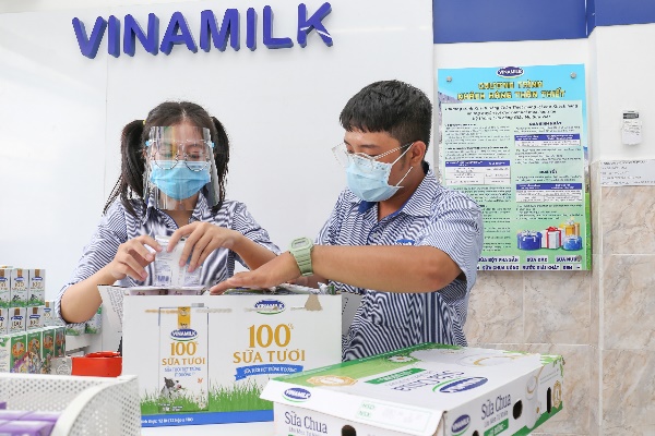 Vinamilk san sẻ kh&oacute; khăn m&ugrave;a dịch với chương tr&igrave;nh hỗ trợ thiết thực cho người ti&ecirc;u d&ugrave;ng, tổng gi&aacute; trị l&ecirc;n đến gần 170 tỷ đồng