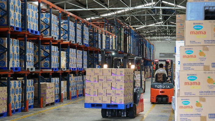 Vinamilk san sẻ kh&oacute; khăn m&ugrave;a dịch với chương tr&igrave;nh hỗ trợ thiết thực cho người ti&ecirc;u d&ugrave;ng, tổng gi&aacute; trị l&ecirc;n đến gần 170 tỷ đồng