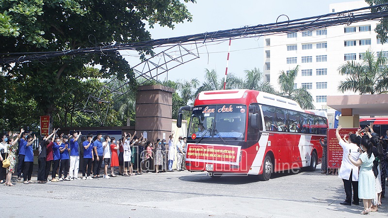 235 cán bộ, giảng viên, sinh viên Trường Đại học Điều dưỡng Nam Định lên đường vào Đồng Nai tham gia phòng chống dịch Covid-19