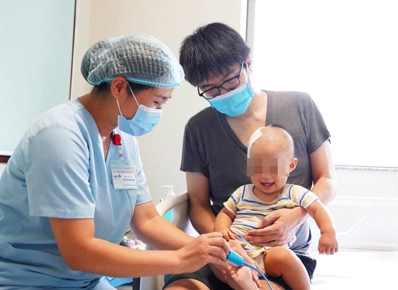 Cứu sống bé trai 9 tháng tuổi người Nhật ngã chấn thương sọ não khi đang cách ly