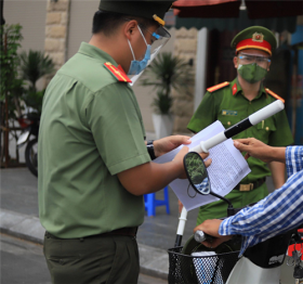 ha noi ngoai mau giay di duong nguoi tham gia giao thong phai xuat trinh them lich truc lich lam viec