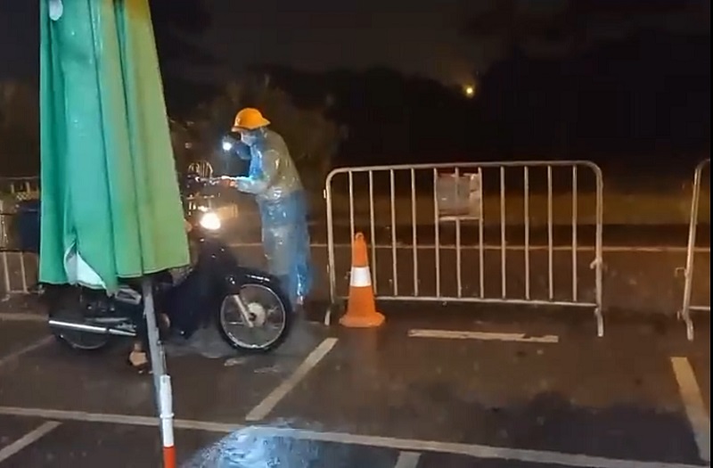 Cán bộ chiến sĩ trực chốt, Thành phố Hải Dương: ‘Chống dịch Covid-19 không có khái niệm thời gian, thời tiết...”