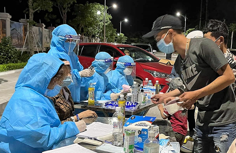 Để xảy ra t&igrave;nh trạng l&acirc;y nhiễm ch&eacute;o trong khu c&aacute;ch ly, Chủ tịch v&agrave; Chỉ huy trưởng qu&acirc;n sự x&atilde; bị kỷ luật