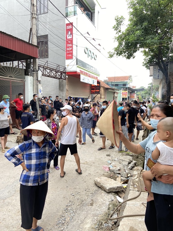 Thị trấn Bá Hiến, tỉnh Vĩnh Phúc - gần trăm người dân tập trung xem phá nhà giữa đại dịch Covid-19