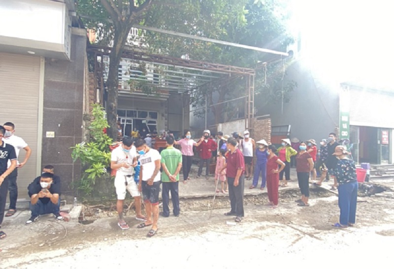 Thị trấn Bá Hiến, tỉnh Vĩnh Phúc - gần trăm người dân tập trung xem phá nhà giữa đại dịch Covid-19