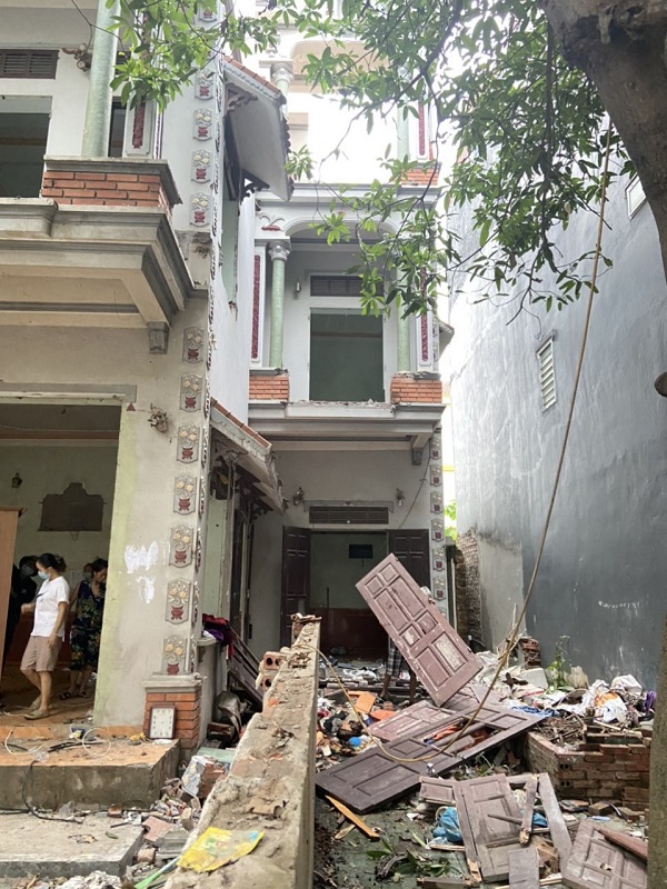 Thị trấn Bá Hiến, tỉnh Vĩnh Phúc - gần trăm người dân tập trung xem phá nhà giữa đại dịch Covid-19