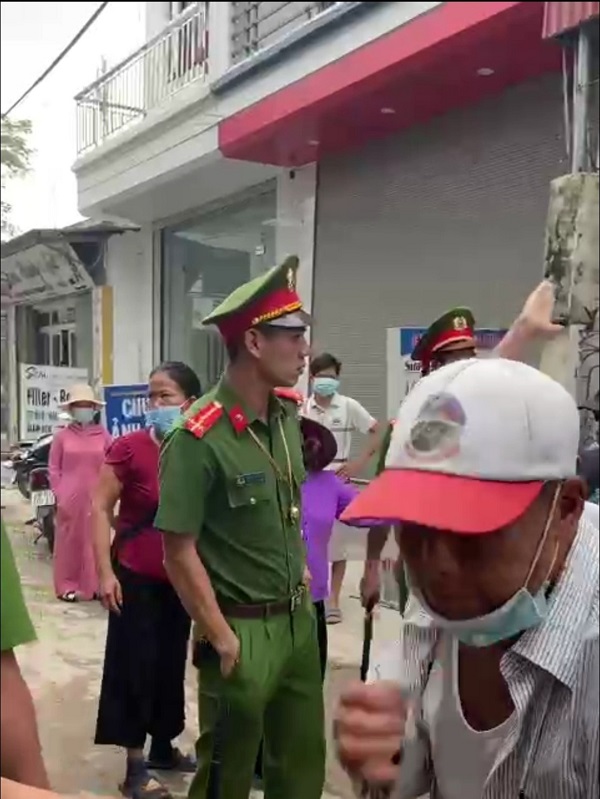 Thị trấn Bá Hiến, tỉnh Vĩnh Phúc - gần trăm người dân tập trung xem phá nhà giữa đại dịch Covid-19