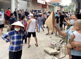 thi tran ba hien tinh vinh phuc gan tram nguoi dan tu tap xem pha nha giua dai dich covid 19