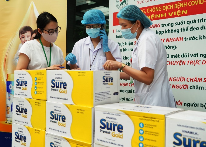 Vinamilk trao tặng sản phẩm dinh dưỡng Sure Prevent cho 50 bệnh viện tuyến đầu