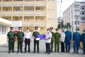 hiep hoi doanh nghiep tinh bac lieu trao tang gan 900 suat qua cho cac luc luong tuyen dau chong dich