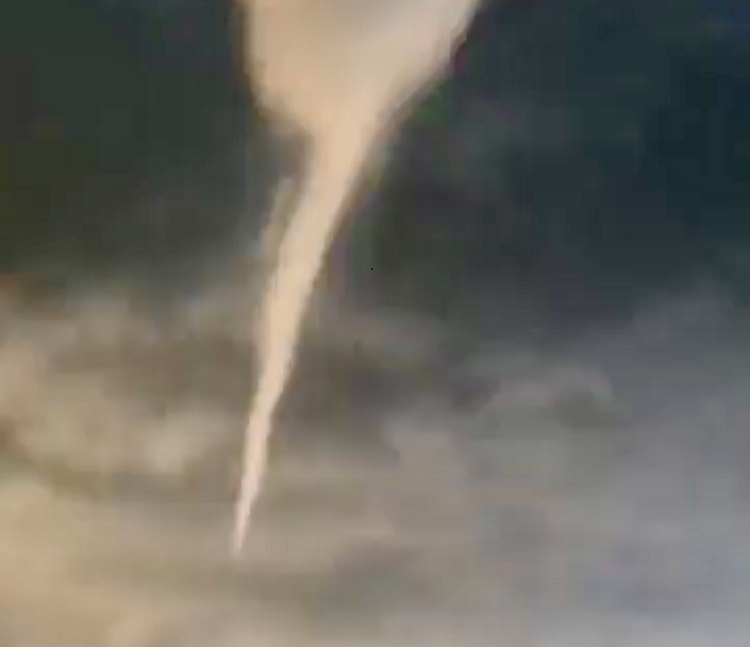 Bến Tre: Lốc xoáy làm 9 người bị thương, sập và tốc mái 82 căn nhà