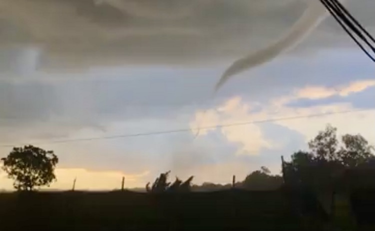 Bến Tre: Lốc xoáy làm 9 người bị thương, sập và tốc mái 82 căn nhà