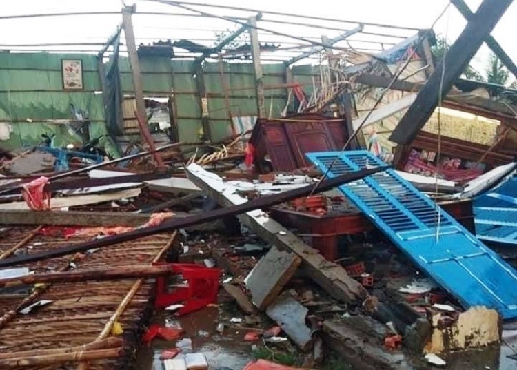 Bến Tre: Lốc xo&aacute;y l&agrave;m 9 người bị thương, sập v&agrave; tốc m&aacute;i 82 căn nh&agrave;