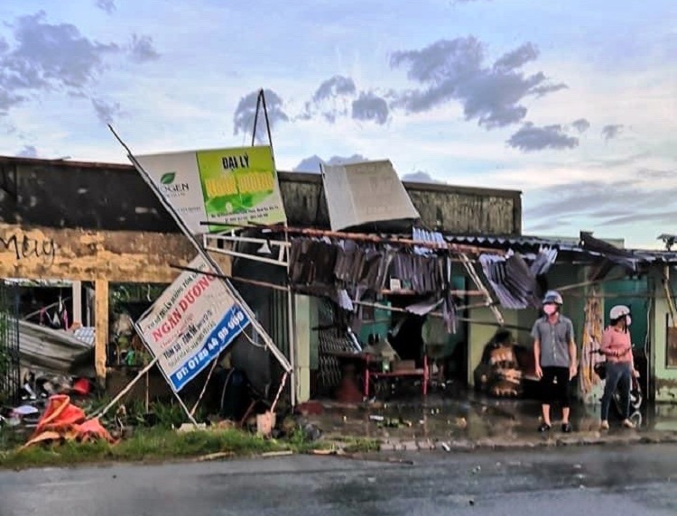 Bến Tre: Lốc xo&aacute;y l&agrave;m 9 người bị thương, sập v&agrave; tốc m&aacute;i 82 căn nh&agrave;