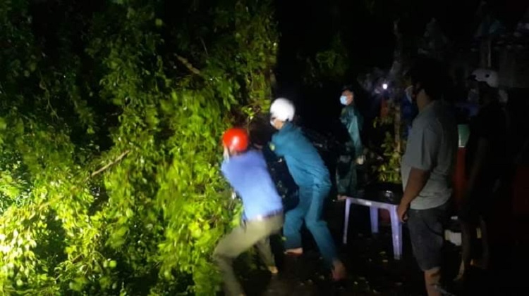 Bến Tre: Lốc xo&aacute;y l&agrave;m 9 người bị thương, sập v&agrave; tốc m&aacute;i 82 căn nh&agrave;