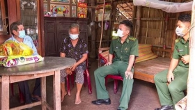bdbp tinh soc trang kip thoi chia se voi nguoi dan trong dai dich