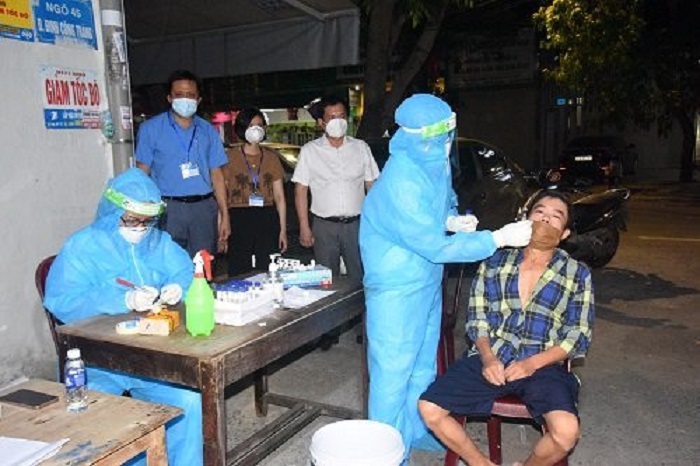 Thành phố Vinh, Nghệ An: Xuyên đêm lấy mẫu xét nghiệm cho 500.000 người dân