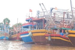 quang binh thuc hien tot thu gom rac thai rac thai nhua tren tau ca xa bo