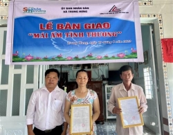 them 2 can mai am tinh thuong duoc tap chi suc khoe moi truong trao tang cac ho kho khan thieu suc lao dong o huyen co do tpcan tho