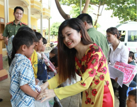 bao suc khoe moi truong trao 300 suat qua tang hoc sinh vung dac biet kho khan tinh son la