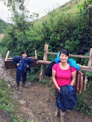 nu giao vien vung cao gong minh leo nui cong ban ghe cho hoc sinh lam lay dong trieu trai tim