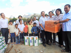 vinamilk cung hon 110 ngan ly sua cuu tro tre em vung lu tai ha tinh va quang binh