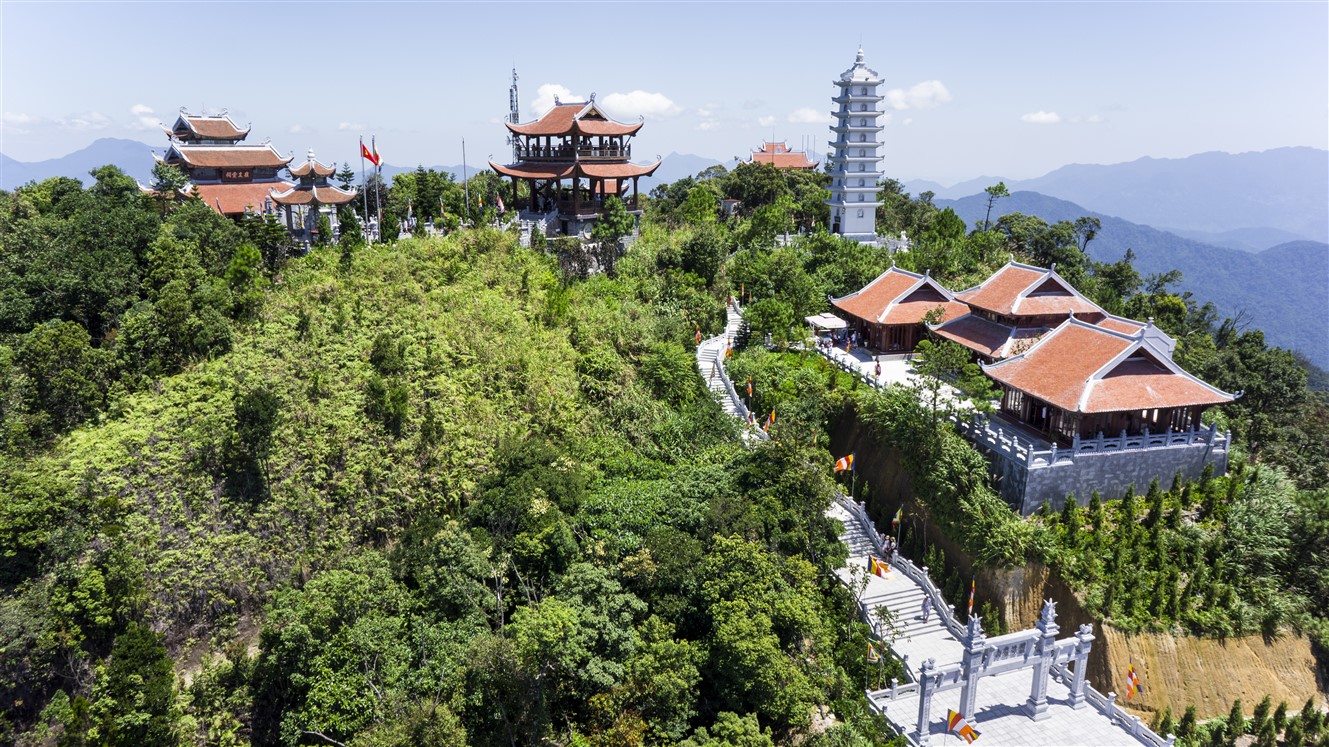 Tận mắt chiêm ngưỡng sự kỳ vỹ của những công trình tâm linh trên núi