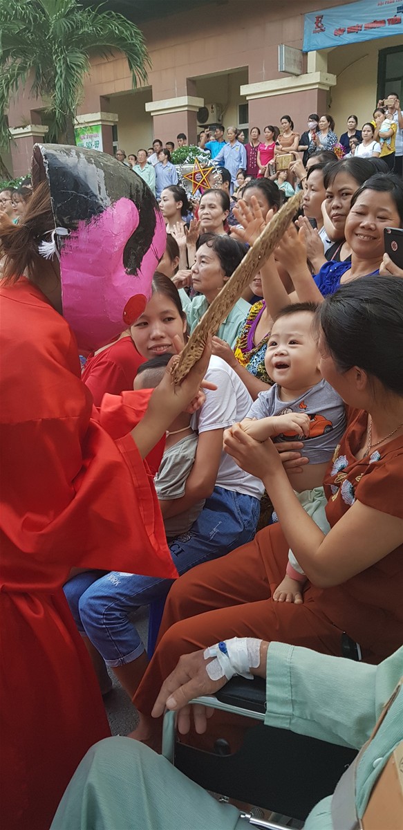 Mang trung thu đến với bệnh nhi tại Bệnh viện E