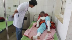 vua choi game vua sac dien thoai nam thanh nien bi bong nang