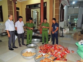 thu giu 600kg bot va banh trung thu bi moc