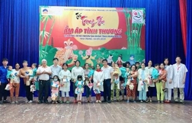 130 benh nhi duoc nhan qua va tham gia cac hoat dong tet trung thu