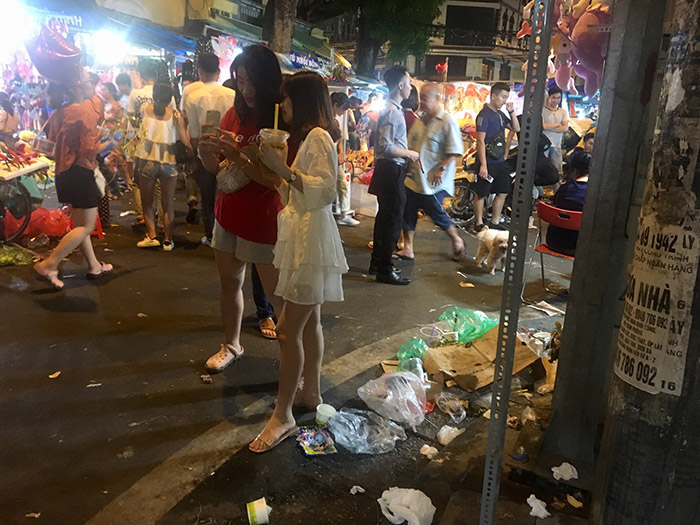 Sau đêm rằm Trung thu, phố Hàng Mã ngập ngụa trong rác thải