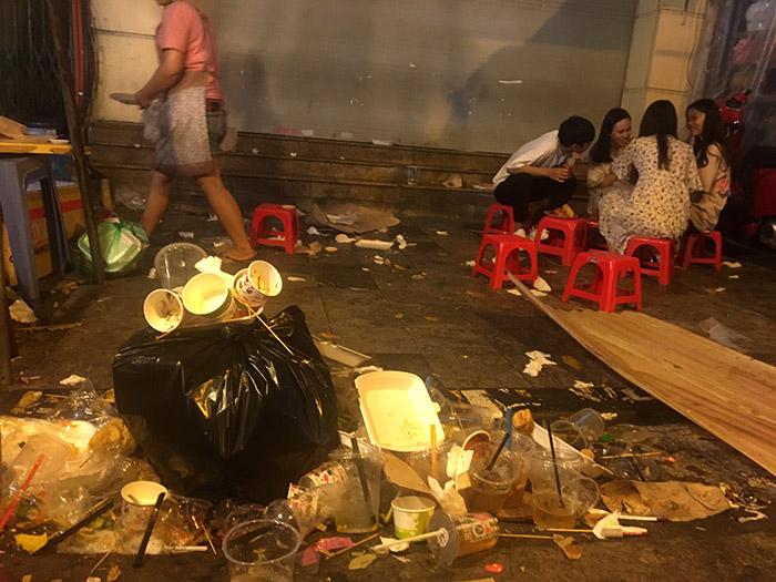 Sau đêm rằm Trung thu, phố Hàng Mã ngập ngụa trong rác thải