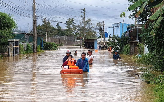 Lâm Đồng: Hỗ trợ người dân thành phố Bảo Lộc di dời khỏi khu vực sạt lở do mưa lũ