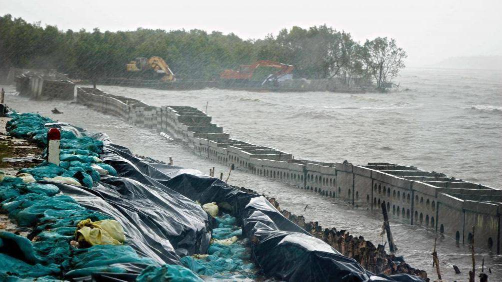 Cà Mau: Tình huống khẩn cấp sạt lở bờ biển Đông