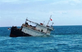 binh thuan tau cho hon 3000 tan hang gap su co nguy co tran dau ra bien