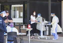 ca mac covid 10 tang nhanh canada lien tuc ap dat cac han che moi