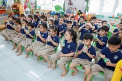 phu huynh yen tam khi tre di hoc duoc uong sua day du