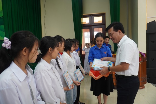 Công ty CP Phân bón Bình Điền: Giành hơn 8 tỷ đồng cho Quỹ học bổng “Vì tương lai Việt Nam”