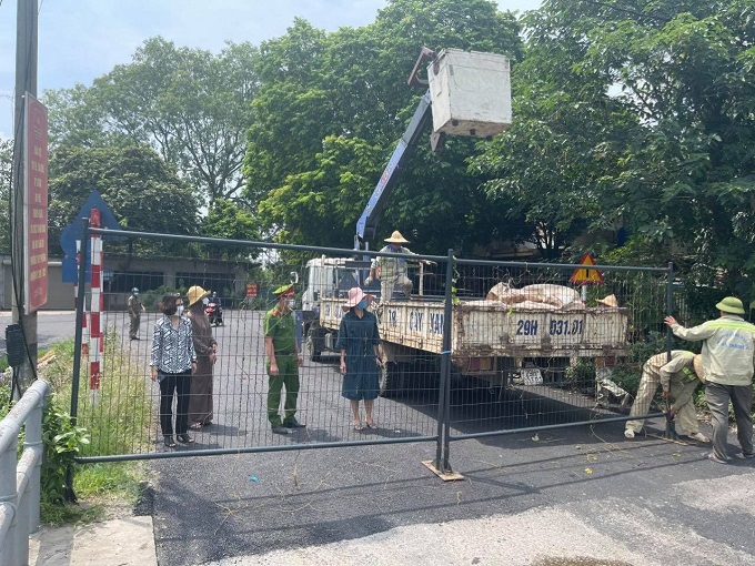 H&agrave; Nội lập 30 chốt cứng ở c&aacute;c điểm cầu, kiểm so&aacute;t chặt 21 lối ra v&agrave;o 'v&ugrave;ng đỏ'