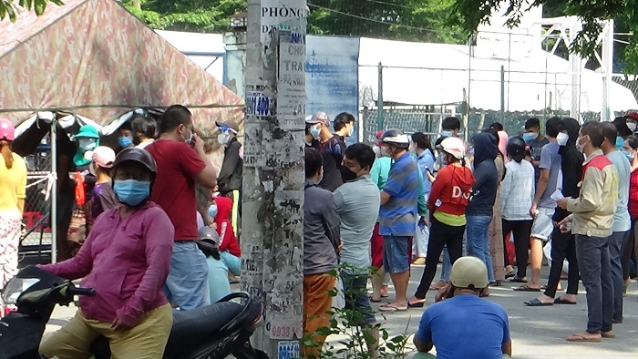 TP.HCM: Đi tiêm vaccine như đi “chơi hội”