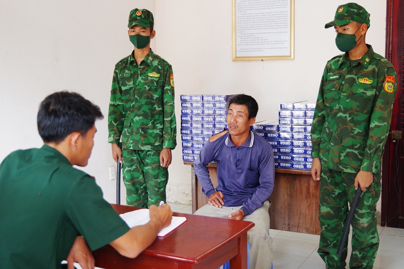 Biên phòng An Giang bắt giữ 1.000 bao thuốc lá tuồn qua biên giới