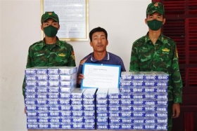bien phong an giang bat giu 1000 bao thuoc la tuon qua bien gioi
