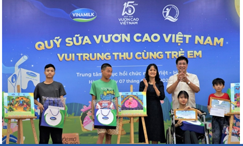 Thêm một mùa Trung thu ấm áp trong hành trình 15 năm của Quỹ sữa Vươn cao Việt Nam