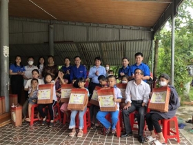 tinh doan ha tinh trao qua vui tet trung thu cho don vi tinh thuong nguoi mu nguoi tan tat an phi